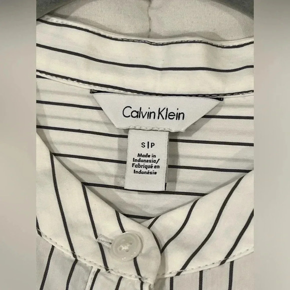 Calvin Klein blouse with self tie bell cuffs. Very unique! Size small.​ - Picture 4 of 8